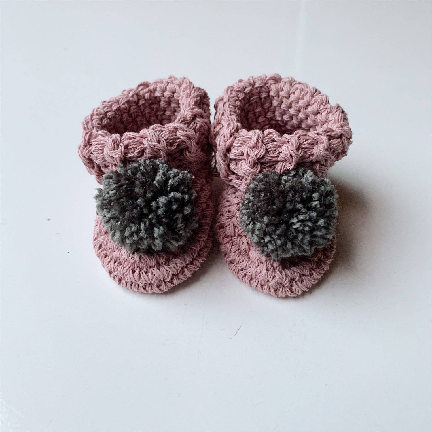 Organic cotton pom pom booties: Chalky Pink / Oatmeal