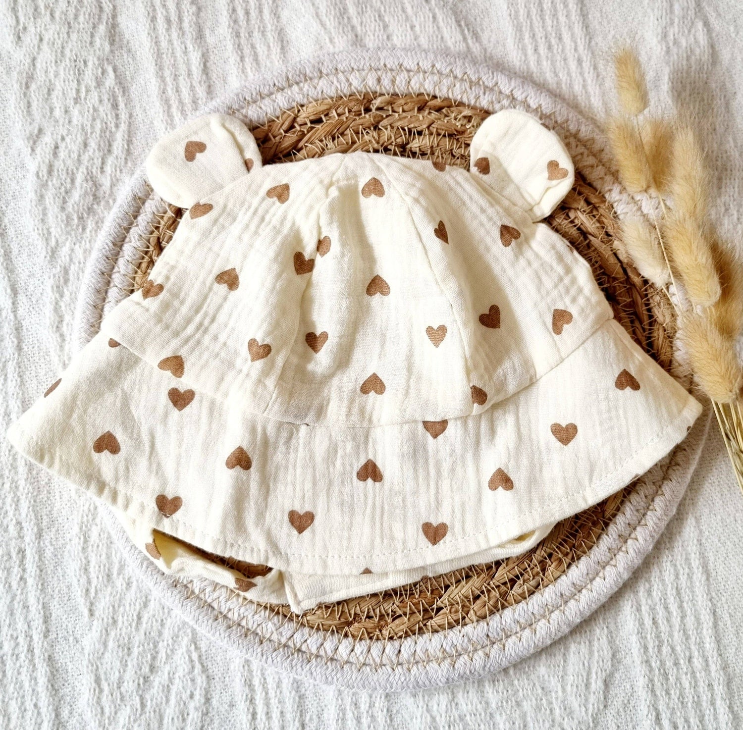 Muslin hat for baby - Beige with Hearts