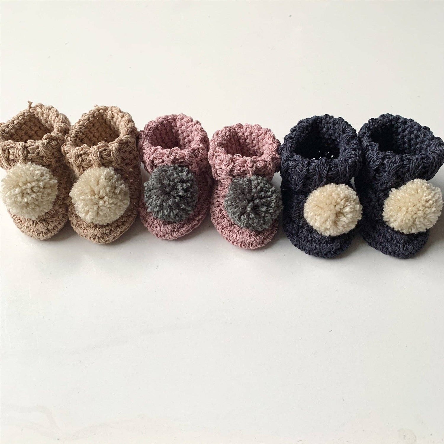 Organic cotton pom pom booties: Chalky Pink / Oatmeal