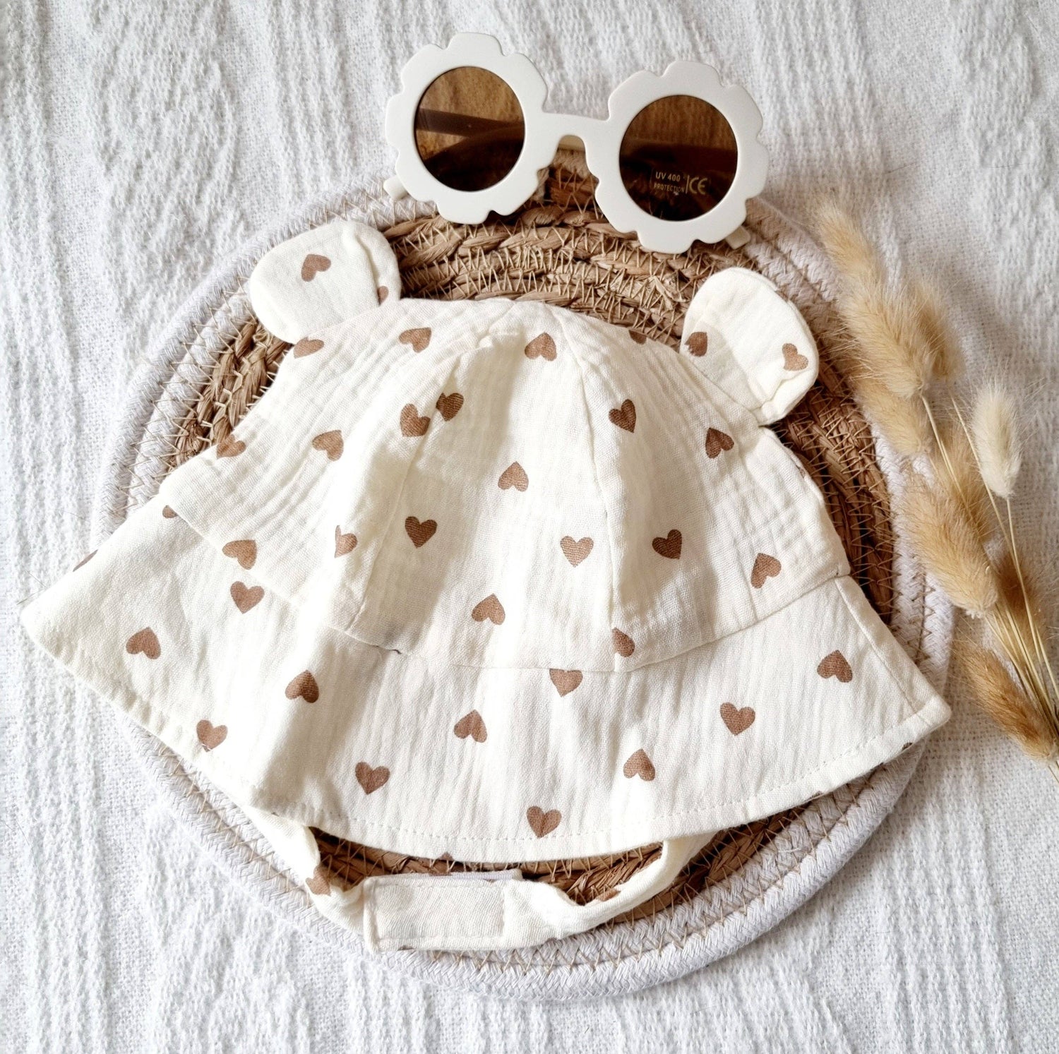 Muslin hat for baby - Beige with Hearts